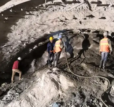 市南拱顶带模注浆料的施工流程及注意事项